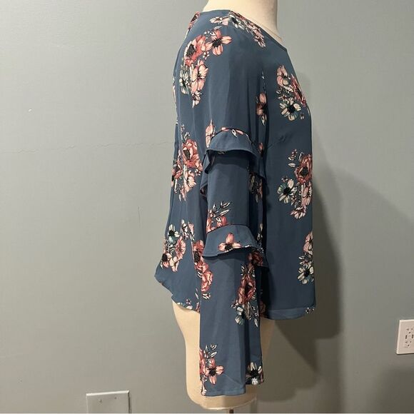 NWT Lush Ruffle Bell Sleeve Blouse in Dusty Blue Blush/Ivory Floral Size Small - Picture 5 of 7
